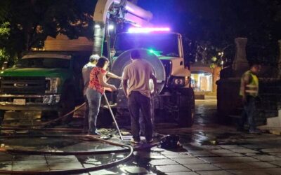 Desazolve para mantener en mejores condiciones el Zócalo capitalino