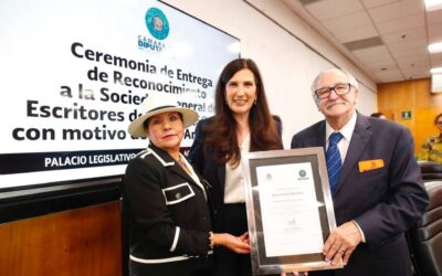 Diputada López Rabadán reconoce a la Sociedad de Escritores por sus 50 años de proteger los derechos de autor.