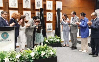 La presidenta de la Cámara de Diputados devela fotografía de Ifigenia Martínez en la galería de presidentas y presidentes de la Mesa Directiva