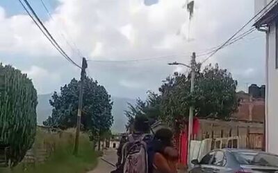 Policía Municipal de Santa Lucía del Camino neutraliza a hombre armado con machete y rescata a una mujer
