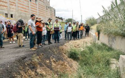 Ray Chagoya atiende petición vecinas y vecinos en la calle Esmeralda de Pueblo Nuevo