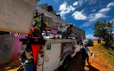 Ray Chagoya atiende solicitud vecinal con instalación de luminarias en el barrio Loma Rancho