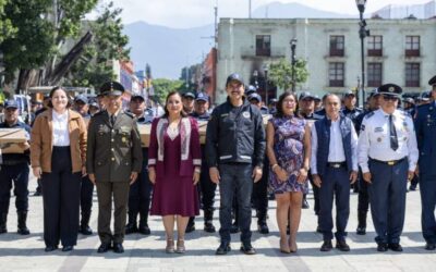 Ray Chagoya fortalece y dignifica la labor de la policía de Oaxaca de Juárez con 27 ascensos y entrega de uniformes