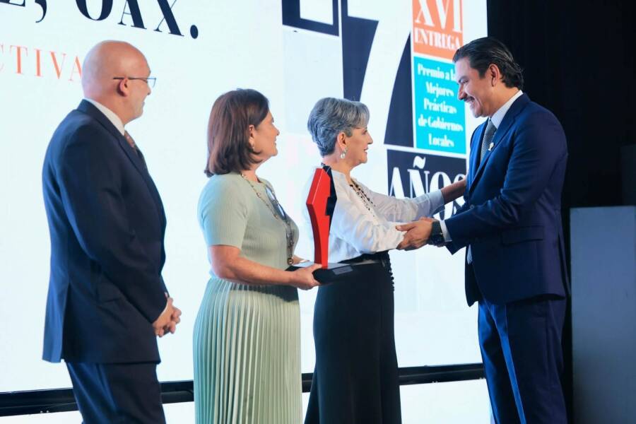 ray-chagoya-recibe-premio-a-las-mejores-practicas-de-gobiernos-locales-por-el-programa-banco-de-materiales-6a9062b6cbf9c