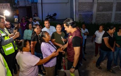 Ray Chagoya recorre la colonia Insurgentes y atiende de cerca las necesidades vecinales