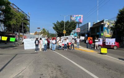 Trabajadores de la UTVCO bloquean la avenida Eduardo Vasconcelos exigiendo que el gobierno ejecute lo que ya ordenó