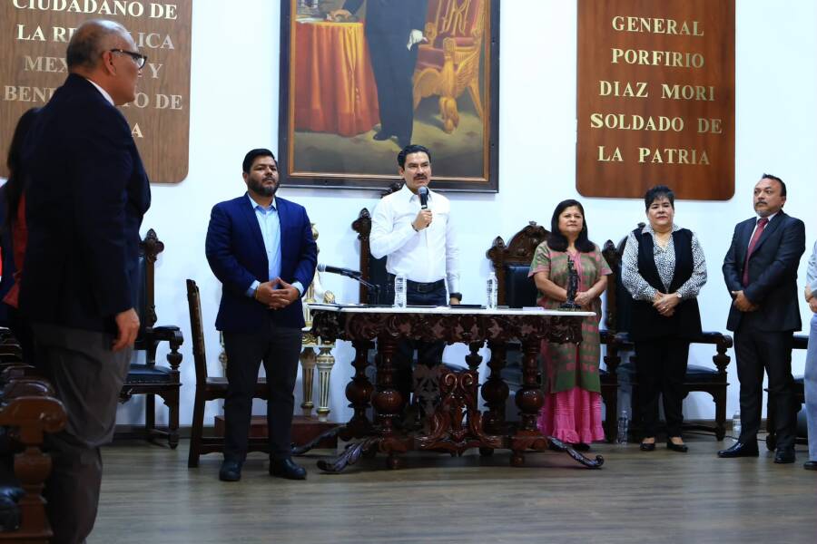 Cabildo de Oaxaca de Juárez reconoce 25 años de la Cuarentuna Universitaria,