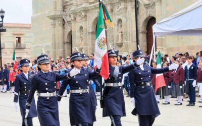 Con Desfile de Banderas, Oaxaca de Juárez fortalece el fervor patrio