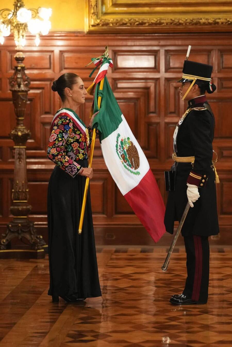 destaca-ninomorales-orgullo-istmeno-en-vestido-que-porto-la-presidenta-claudia-sheinbaum-en-el-grito-de-independencia-6aac1df6c2330