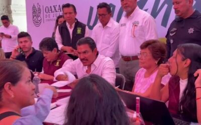 El presidente municipal de Oaxaca de Juárez, Ray Chagoya, atiende personalmente a los vecinos en la jornada de Diálogos Vecinales – Día del Pueblo