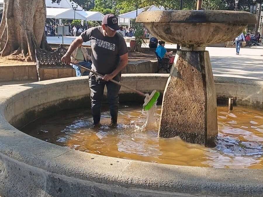 Gobierno Municipal fortalece limpieza y mantenimiento de fuentes públicas en Oaxaca de Juárez