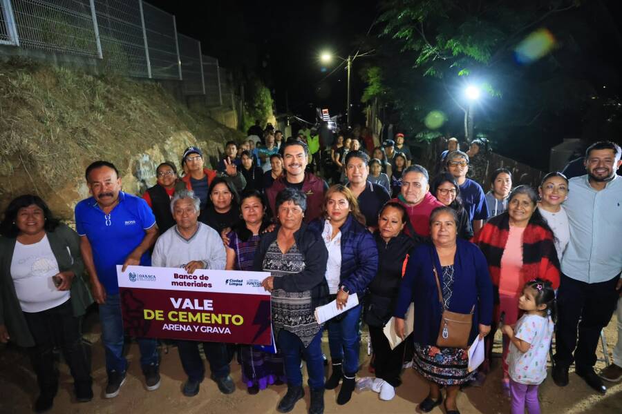 Ray Chagoya entrega obra de pavimentación en San Martín Mexicapam