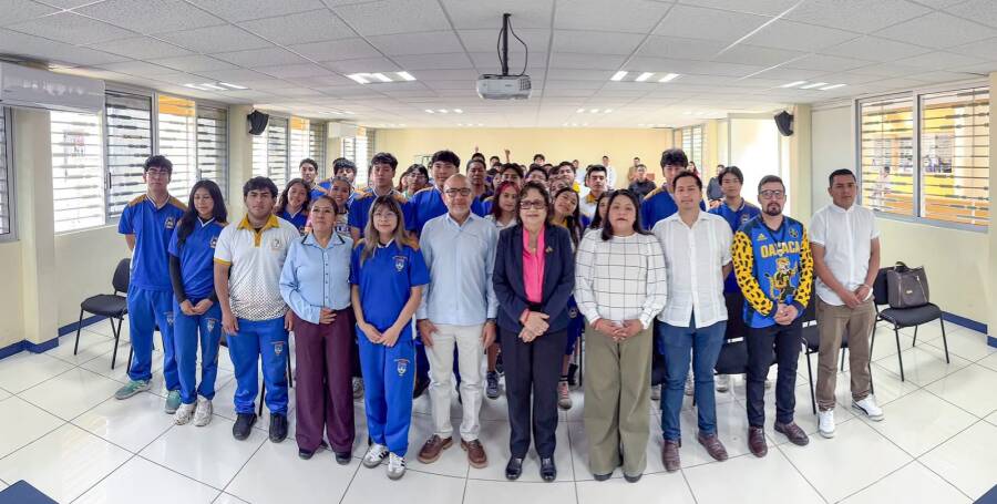 Con encuentro de egresados, celebra LED UABJO su 20 aniversario