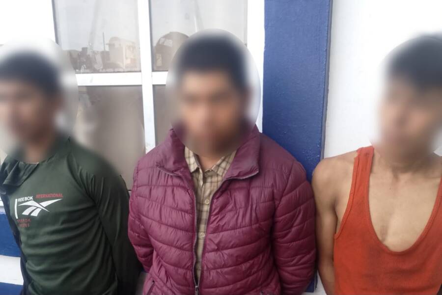 Detienen a tres personas por presunto robo de cable de telefonía en Jalatlaco