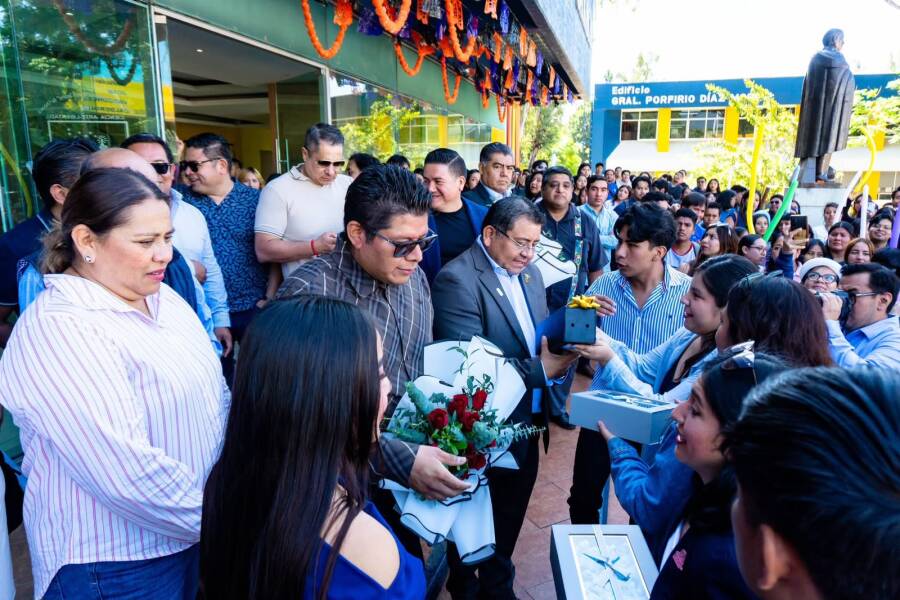 Estudiantes de la Facultad de Contaduría designan a sus padrinos de generación