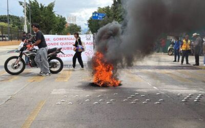 Jubilados del PAAE acusan que el IEEPO les negó heredar sus plazas y se las dio a aviadores