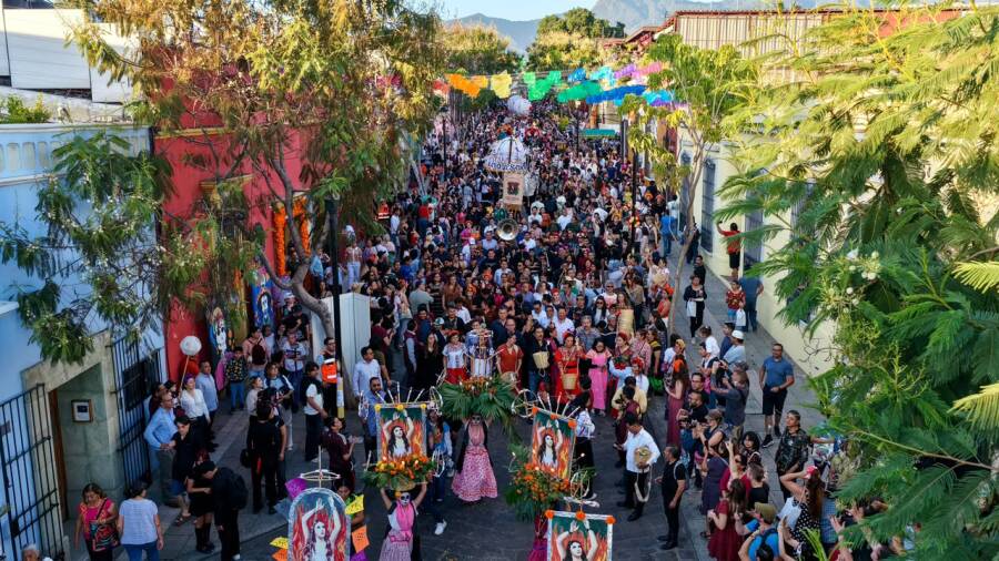 Oaxaca de Juárez se llena de música, color y tradición con la Mega Comparsa de bienvenida de Fieles Difuntos