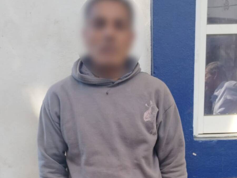 Policía municipal detiene a una persona por resistencia de particulares y revela orden de aprehensión por homicidio calificado