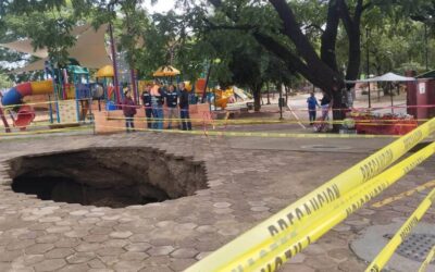 Protección Civil Municipal atiende reporte de socavón en la zona del Parque del Amor