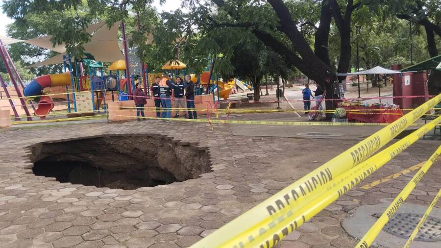 proteccion-civil-municipal-atiende-reporte-de-socavon-en-la-zona-del-parque-del-amor-6ac924d0ad82f
