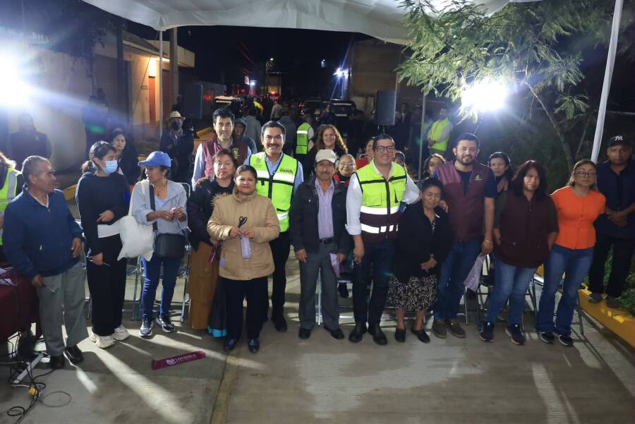 Ray Chagoya entrega la calle Tlaxiaco en San Martín Mexicapam; beneficia a más de 1,600 habitantes