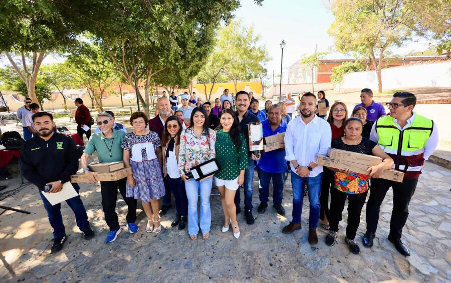 Ray Chagoya entrega más luminarias a barrios y colonias de Oaxaca de Juárez
