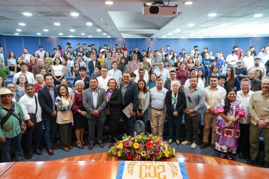 UABJO conmemora 62 años de Radio Universidad con foro sobre su evolución histórica y representación sonora.