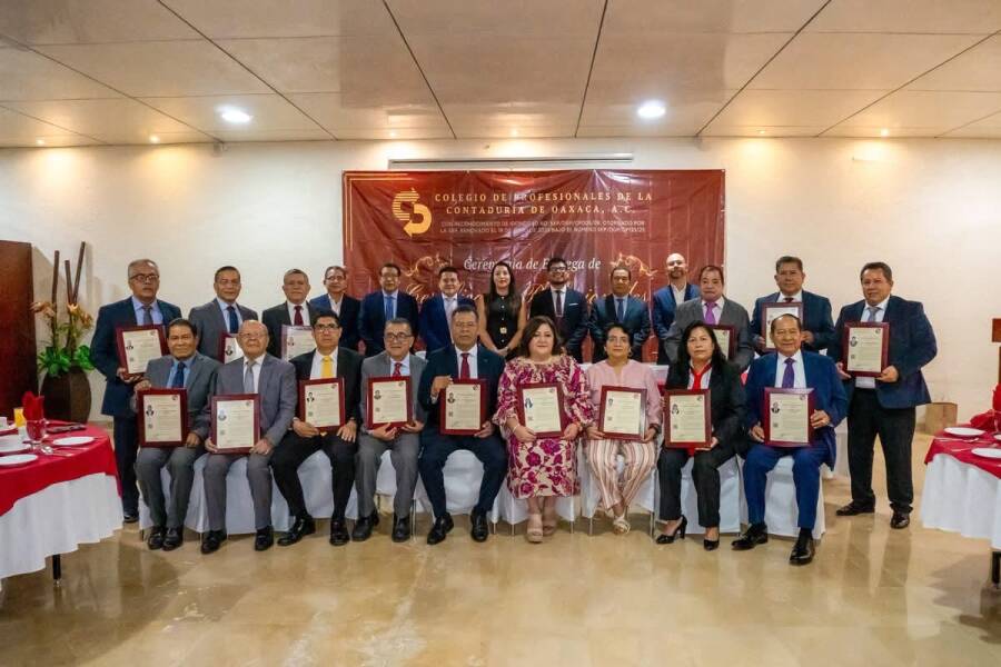 UABJO participa en entrega de certificados del Colegio de Profesionales de la Contaduría de Oaxaca