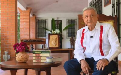 Un jarrón de Atzompa acompaña a López Obrador en su reaparición desde Palenque