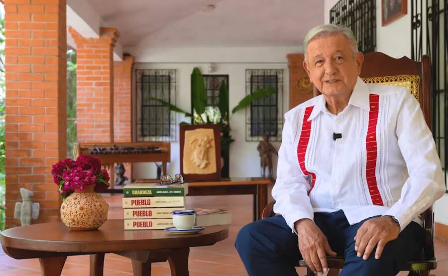 un-jarron-de-atzompa-acompana-a-lopez-obrador-en-su-reaparicion-desde-palenque-6abeb6cb8400b
